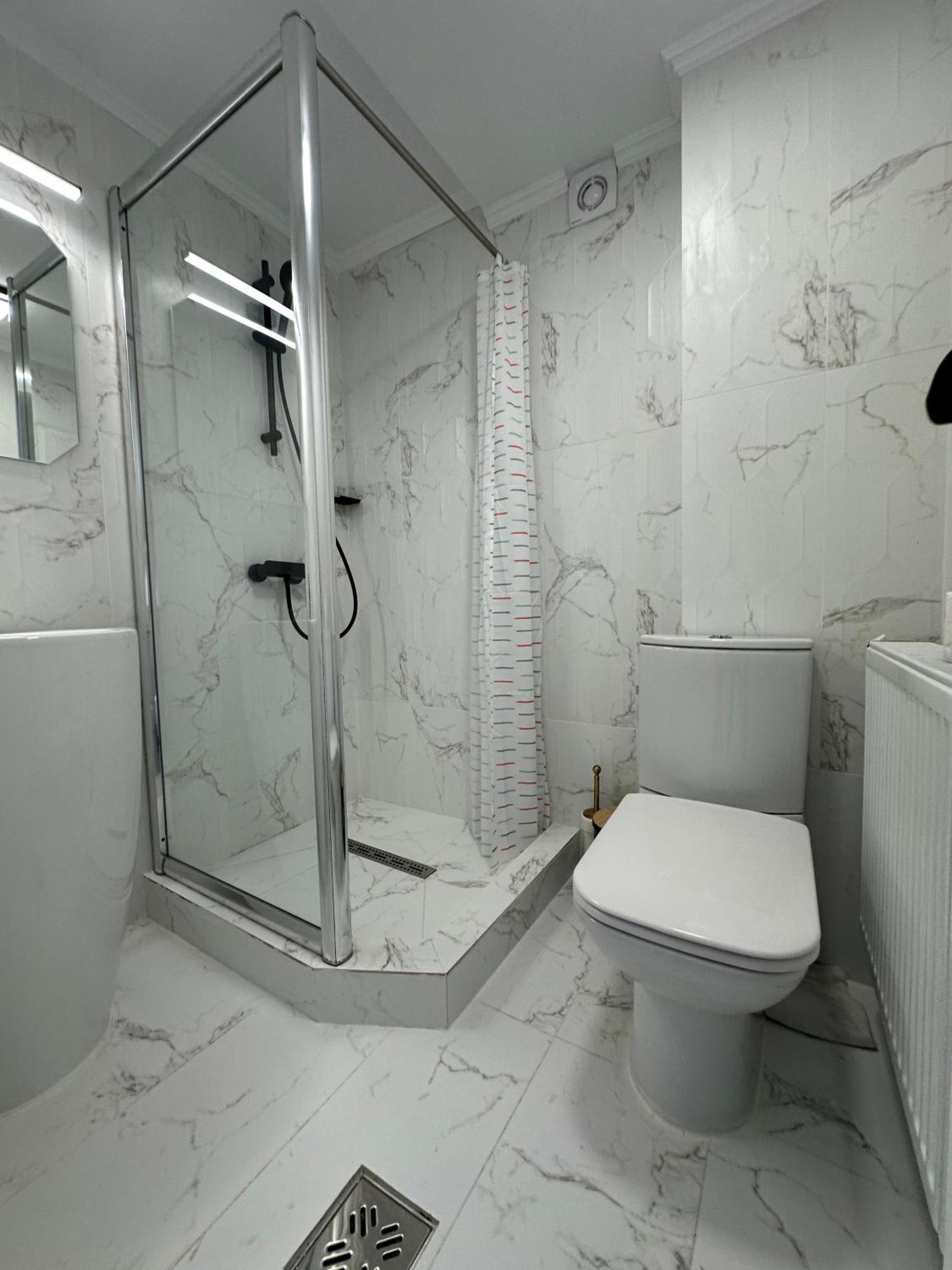 Elegant Escape Central Studio Craiova Exterior foto