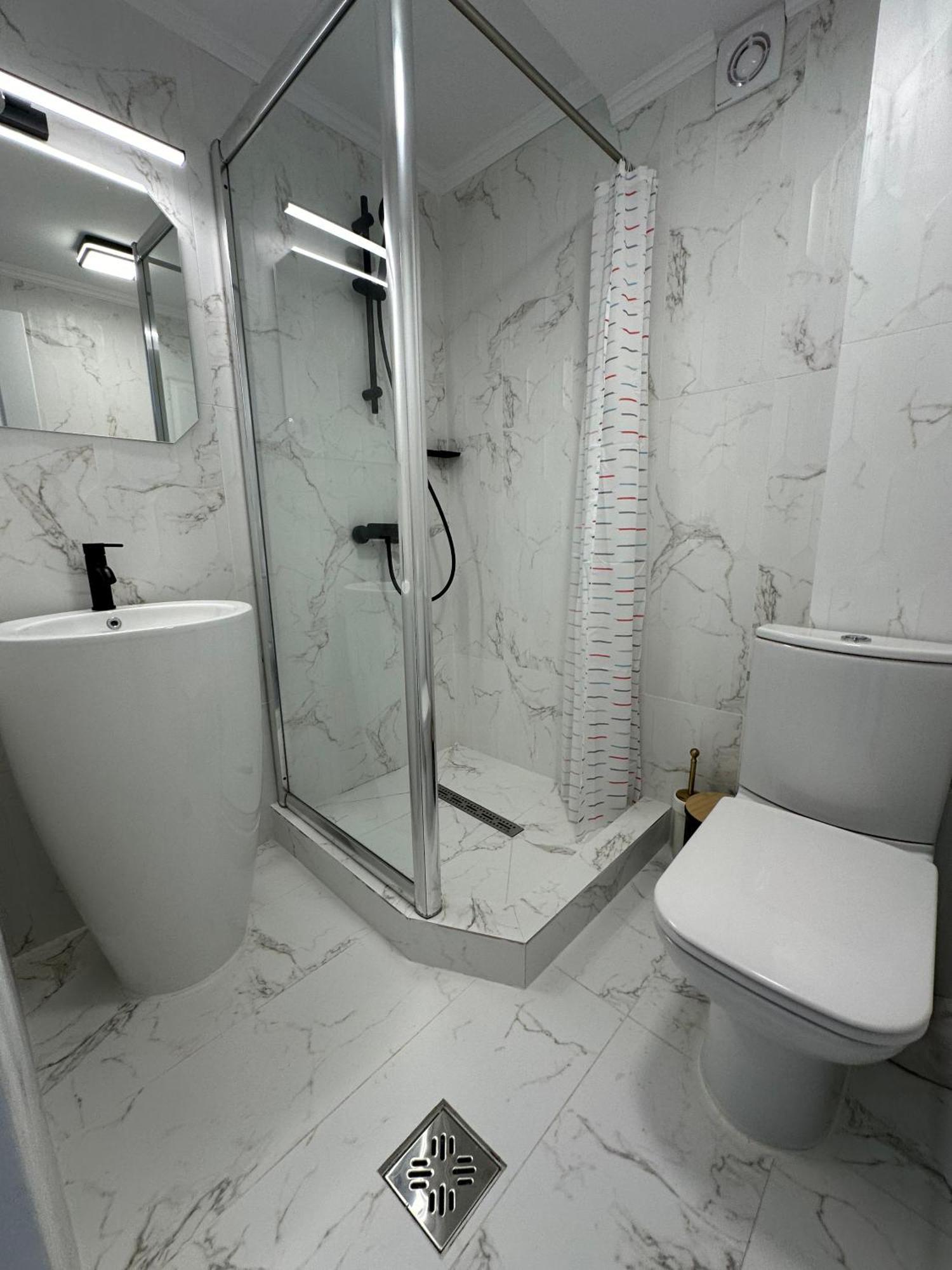 Elegant Escape Central Studio Craiova Exterior foto